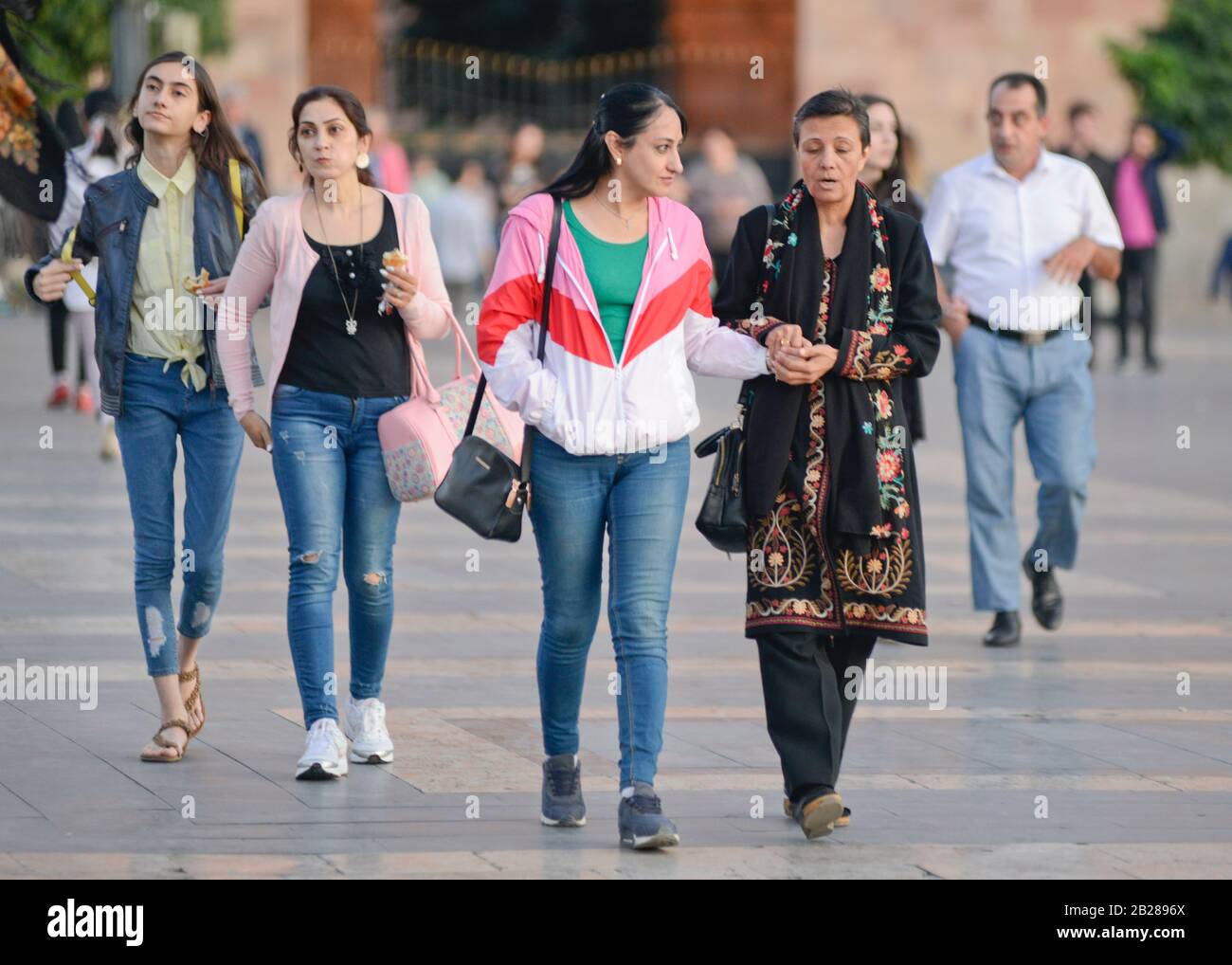 Madre armena e figlia che camminano in Piazza della Repubblica, Yerevan, Armenia Foto Stock