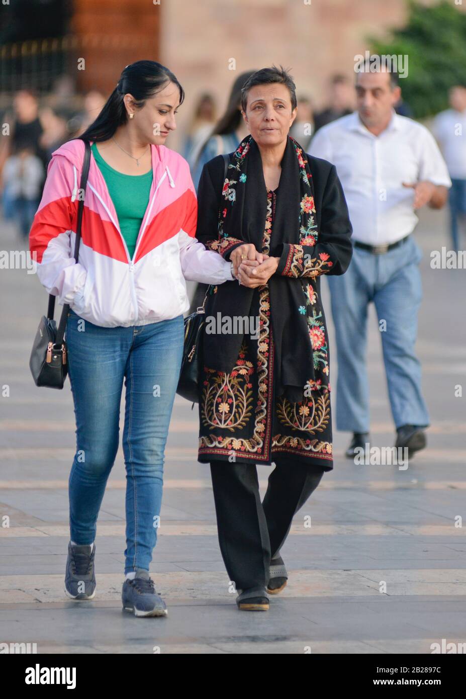 Madre armena e figlia che camminano in Piazza della Repubblica, Yerevan, Armenia Foto Stock