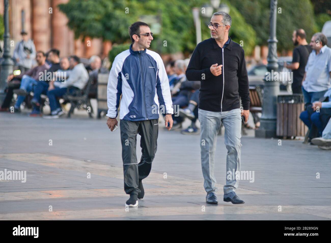Uomini armeni che camminano in Piazza della Repubblica, Yerevan, Armenia Foto Stock