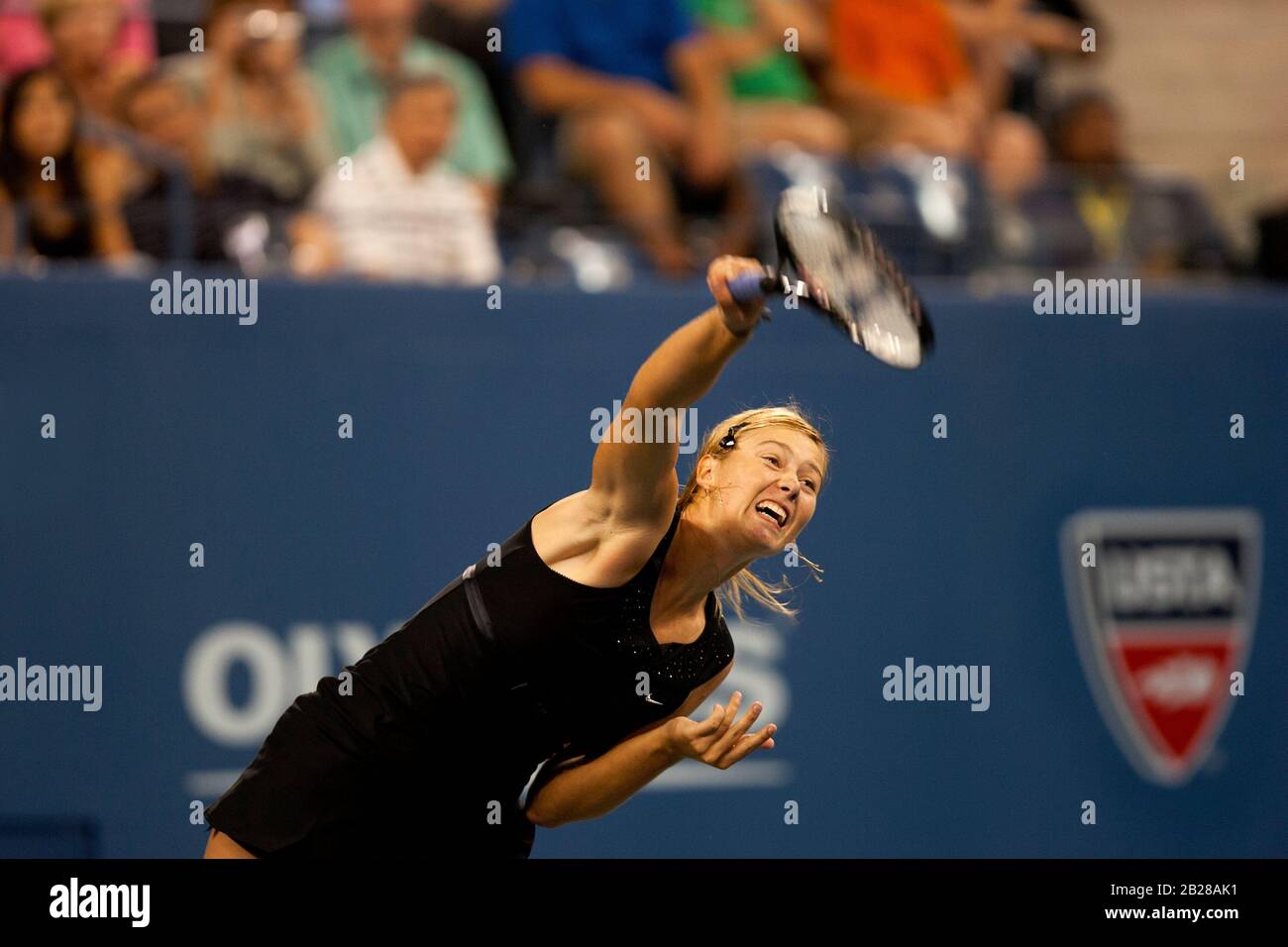 New York, Stati Uniti. 09th settembre 2006. Flushing Meadows, New York, Stati Uniti - 9 Settembre 2006. Maria Sharapova in azione nel 2006 US Opne final femminile contro il belga Justine Henin. Sharapova ha vinto in serie diritte per catturare il suo primo e unico titolo delle donne aperte degli Stati Uniti. Sharapova ha vinto un totale di cinque titoli di grande slam durante la sua carriera ed è stato su dei più alti atleti femminili di guadagno. Credito: Adam Stoltman/Alamy Live News Foto Stock