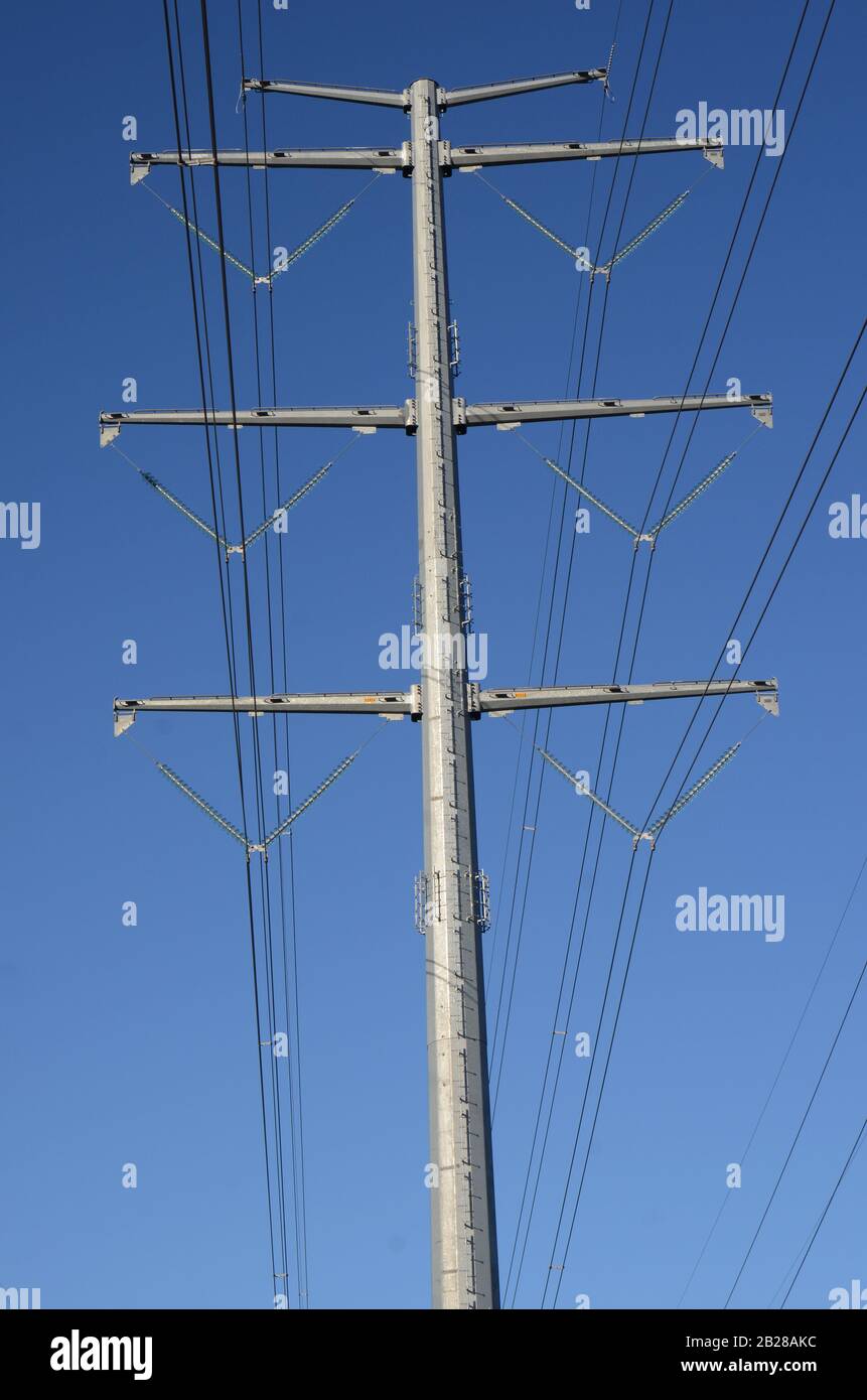 CERCATE IL POTERE: Con l'avanzare della tecnologia e l'aumento della domanda di energia, guardiamo alle nuove linee elettriche ad alta tensione del XXI secolo. Foto Stock