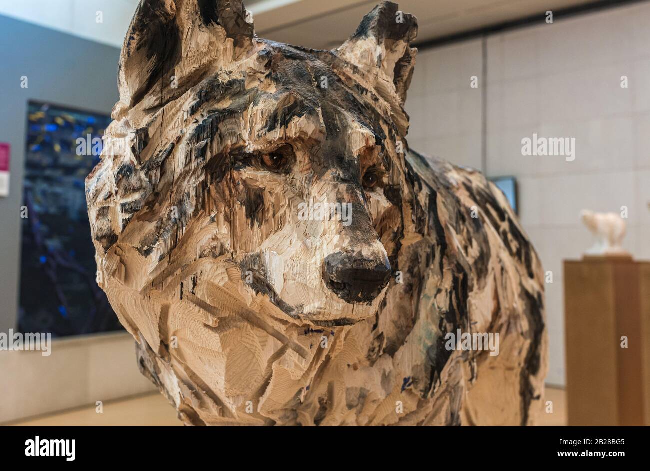 Scultura in legno di Chainsaw artista Jurgen Lingl Rebetez esposto al museo interattivo della scienza di trento, italia, dicembre 2019 Foto Stock