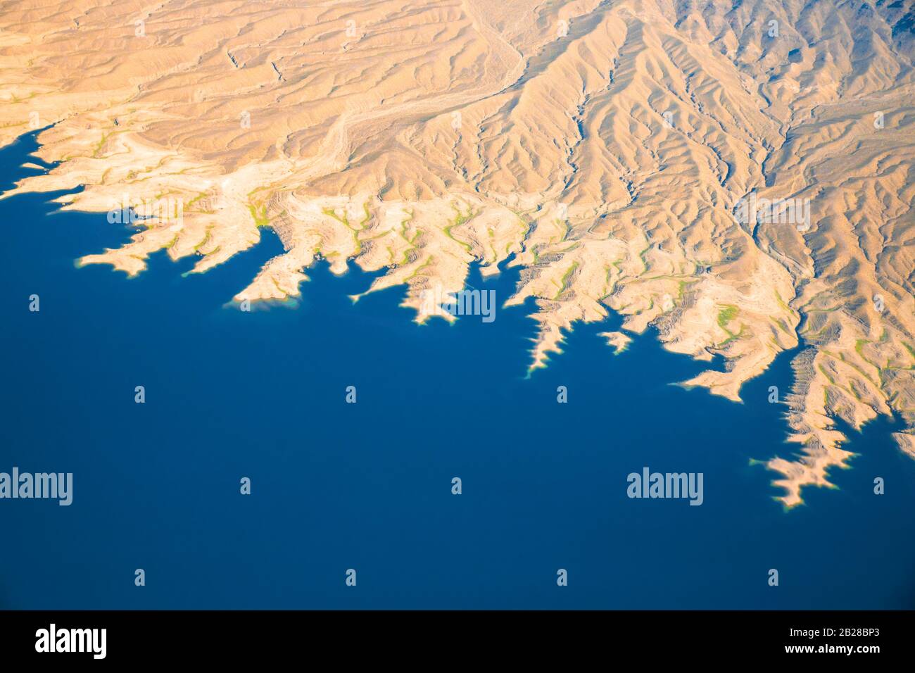 Fotografia aerea sopra il Nevada con le landforms ed il lago Mead Foto Stock