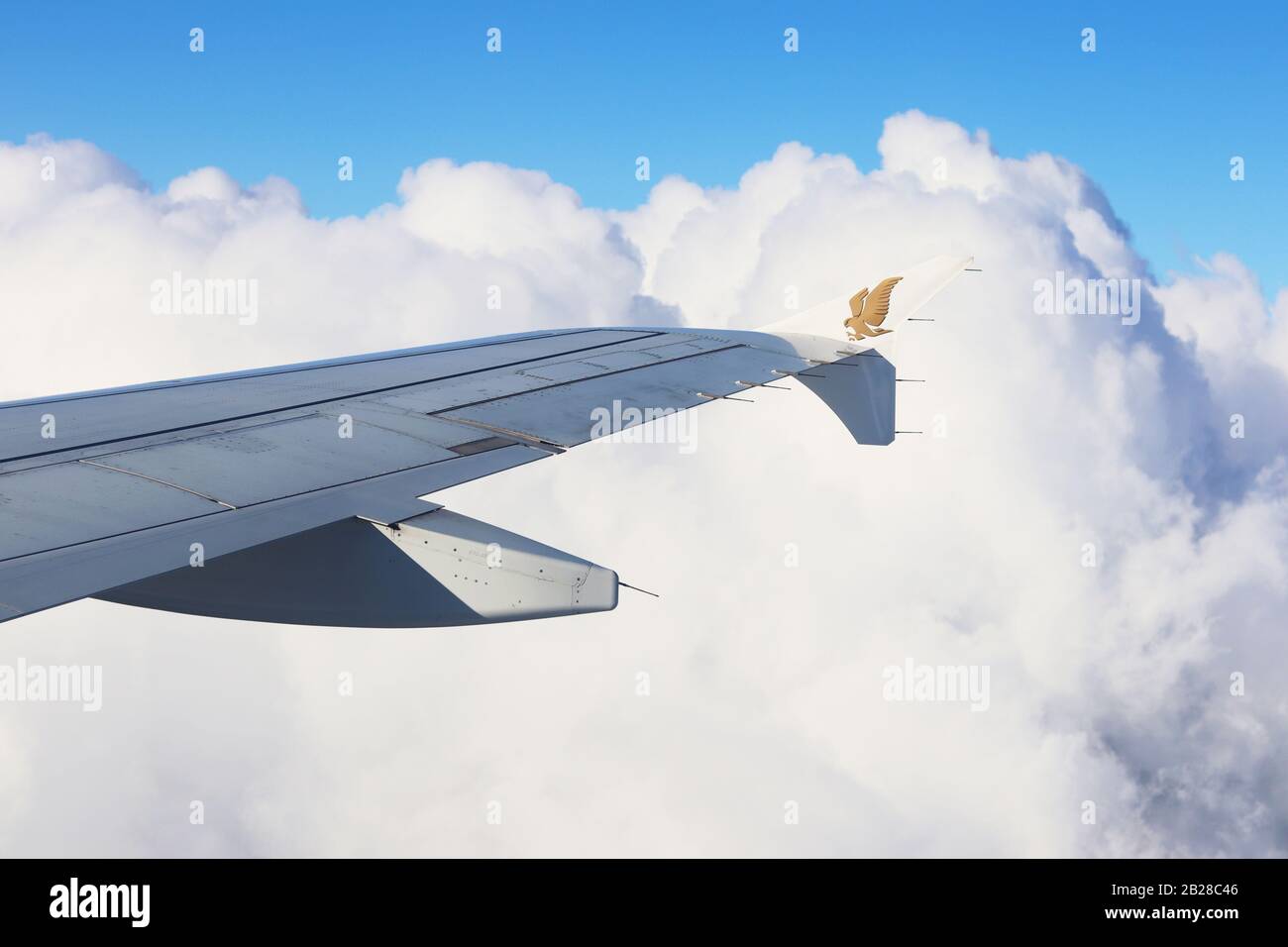 Il logo Gulf Air stampato in falco dorato nel winglet assomiglia a un'aquila o a un uccello che vola lungo l'aereo Foto Stock