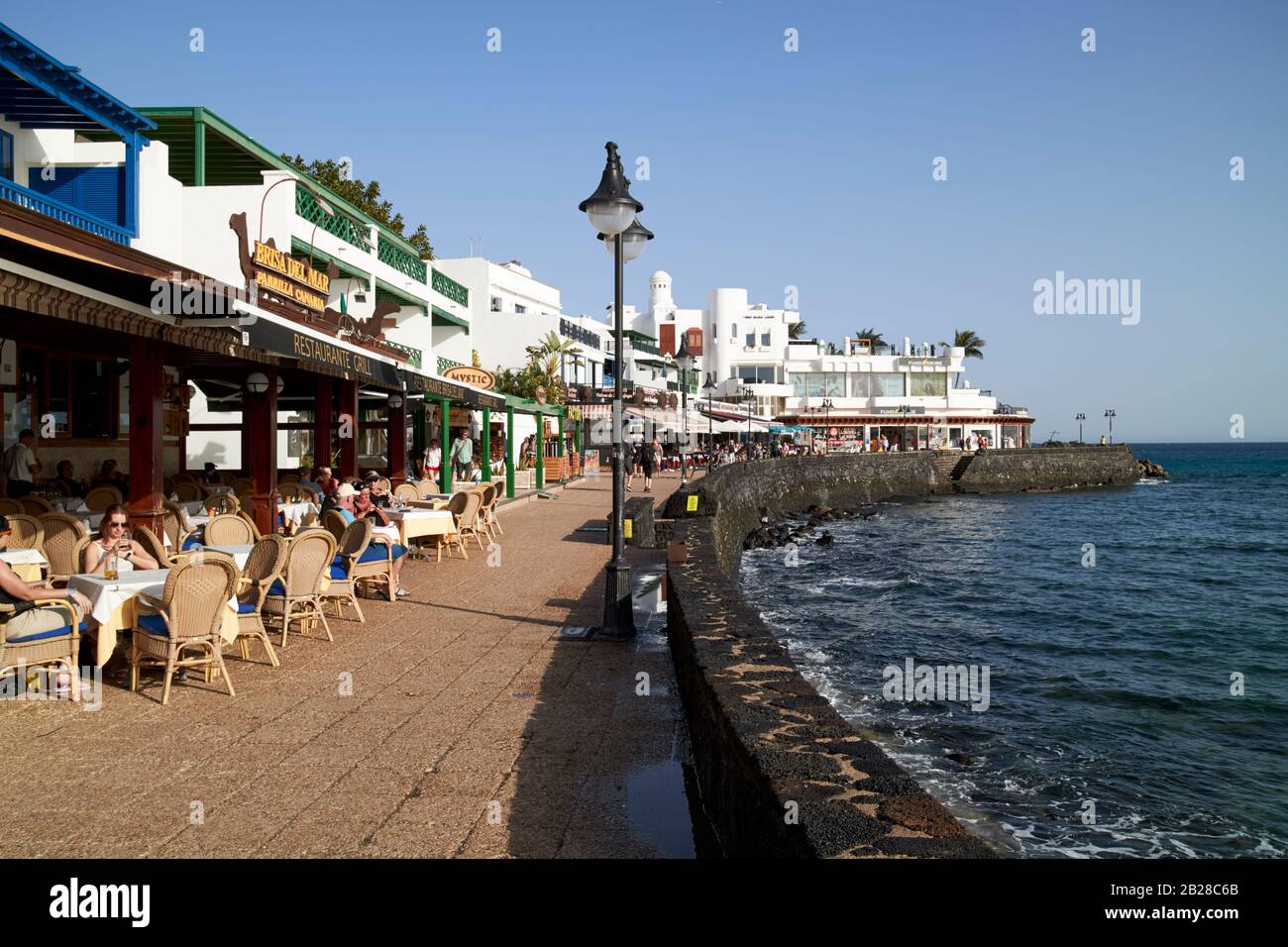 AV maritima playa blanca passeggiata lungomare con negozi e ristoranti durante la pausa invernale sole giorno Lanzarote isole canarie spagna Foto Stock