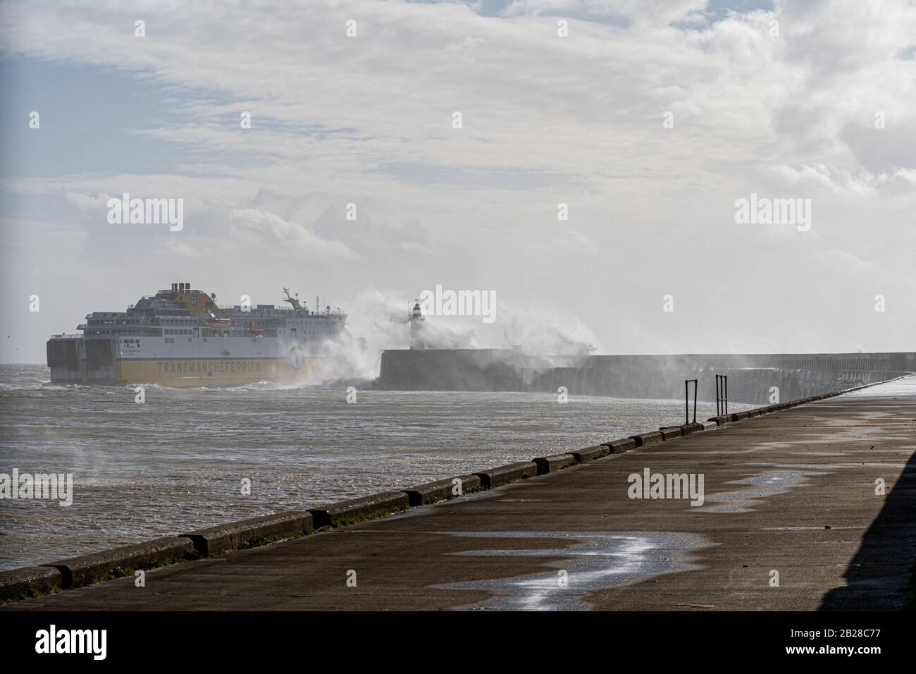 Un traghetto che lascia Newhaven durante la tempesta Jorge ha portato venti di forza gale e piogge intense in Inghilterra il 29th febbraio 2020. Foto Stock