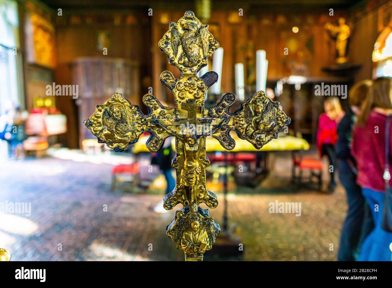 un'elegante e antica croce dorata Foto Stock