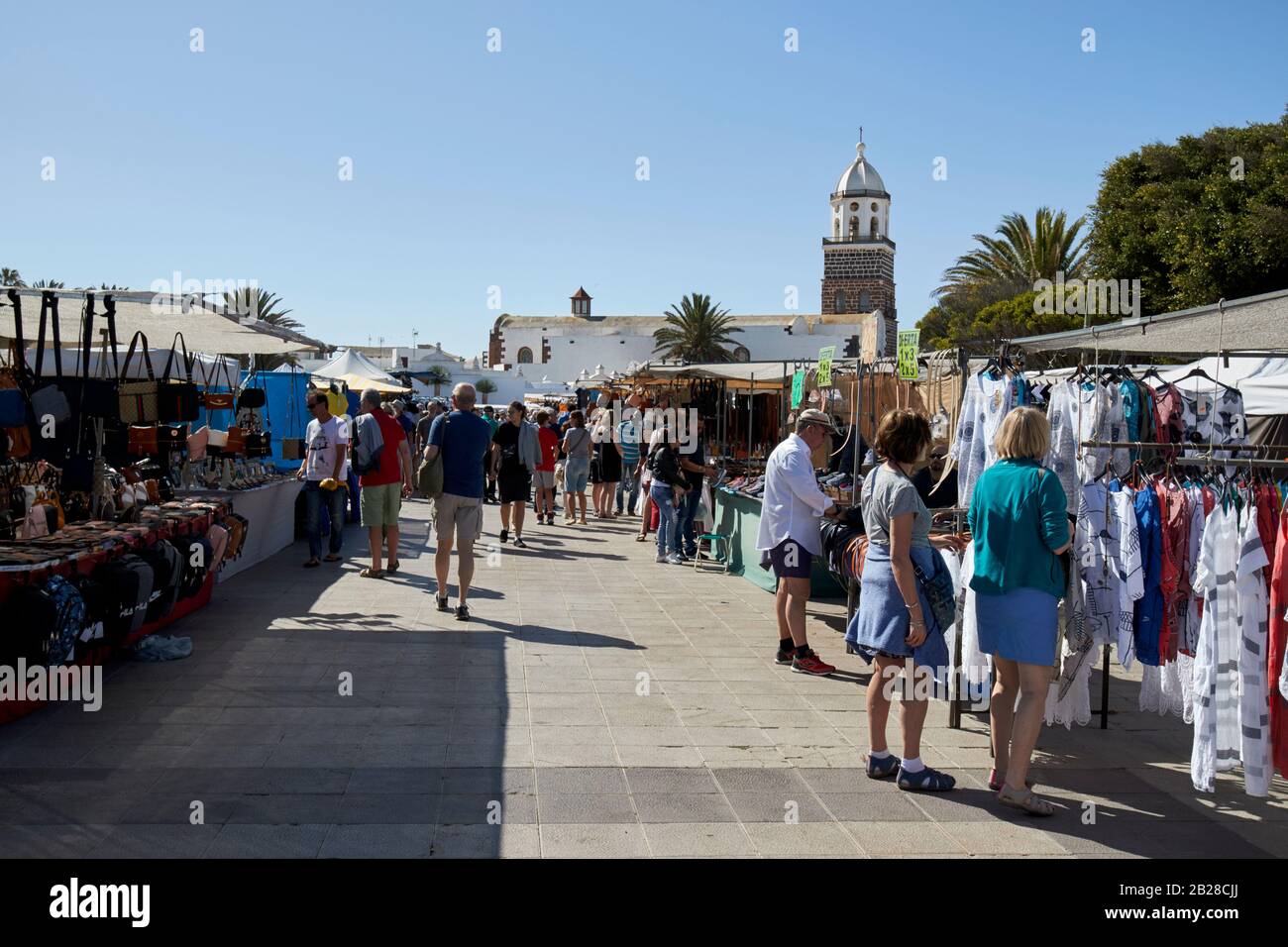 Shopping al mercato teguise Lanzarote isole canarie spagna Foto Stock