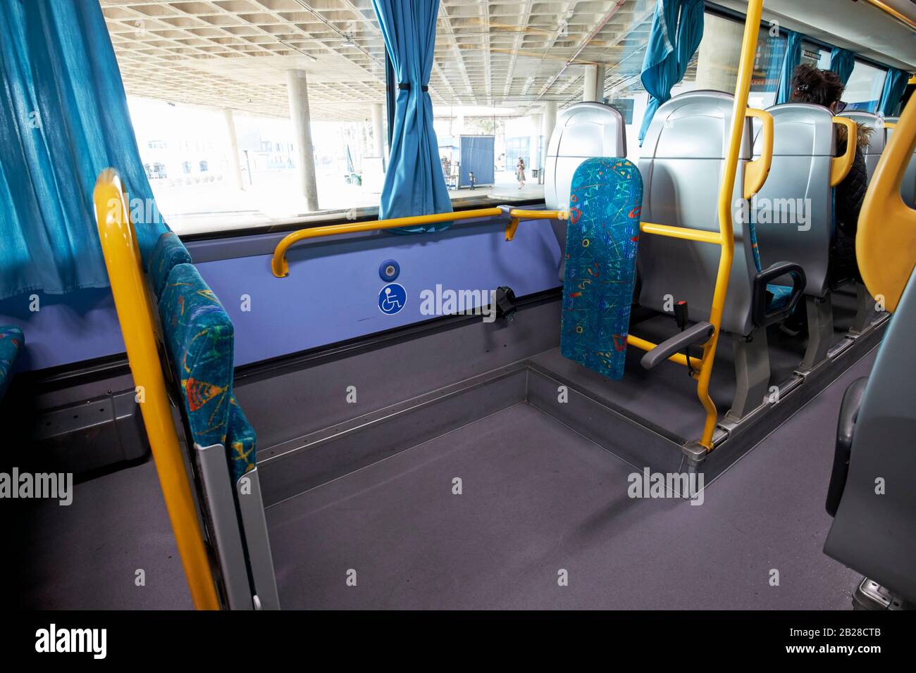 area riservata per disabili su sedia a rotelle su un autobus locale nelle isole canarie di lanzarotes spagna Foto Stock