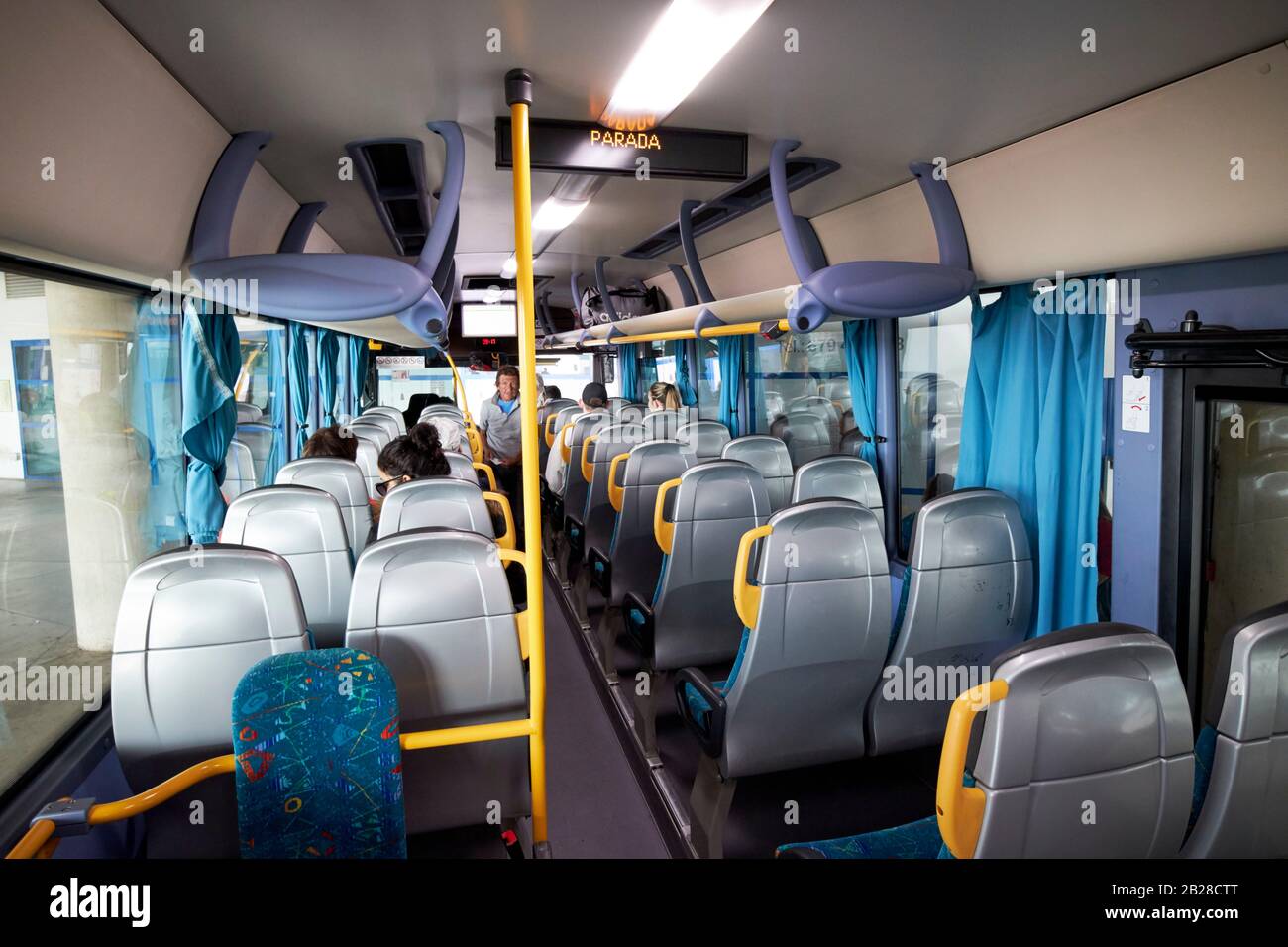 Passeggeri a bordo del servizio di autobus aeroportuale a playa blanca Lanzarote isole canarie spagna Foto Stock