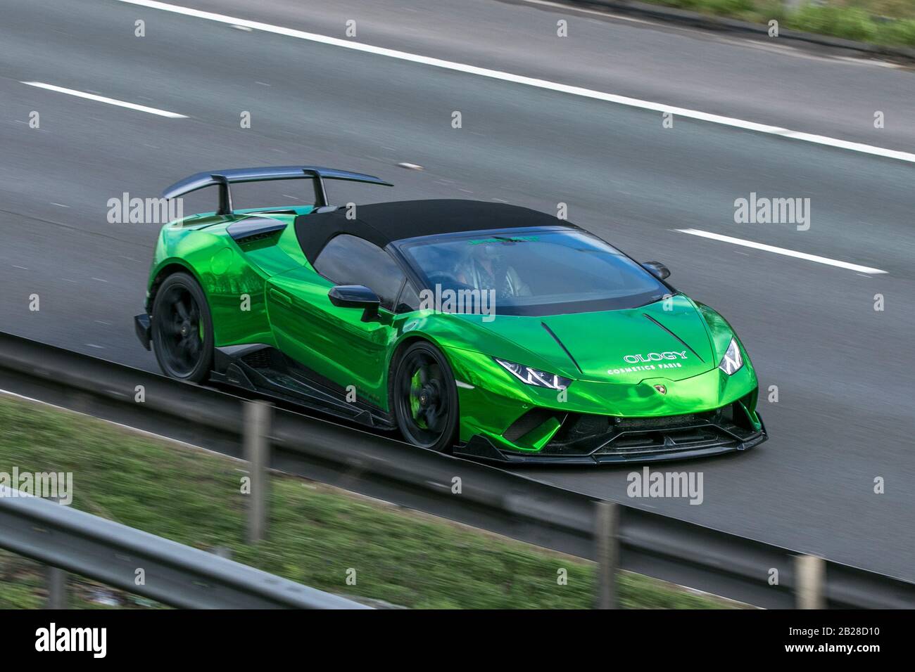 Lamborghini Aventador V12 coupé auto sportiva verde sulla M6 vicino Preston in Lancashire, Regno Unito Foto Stock