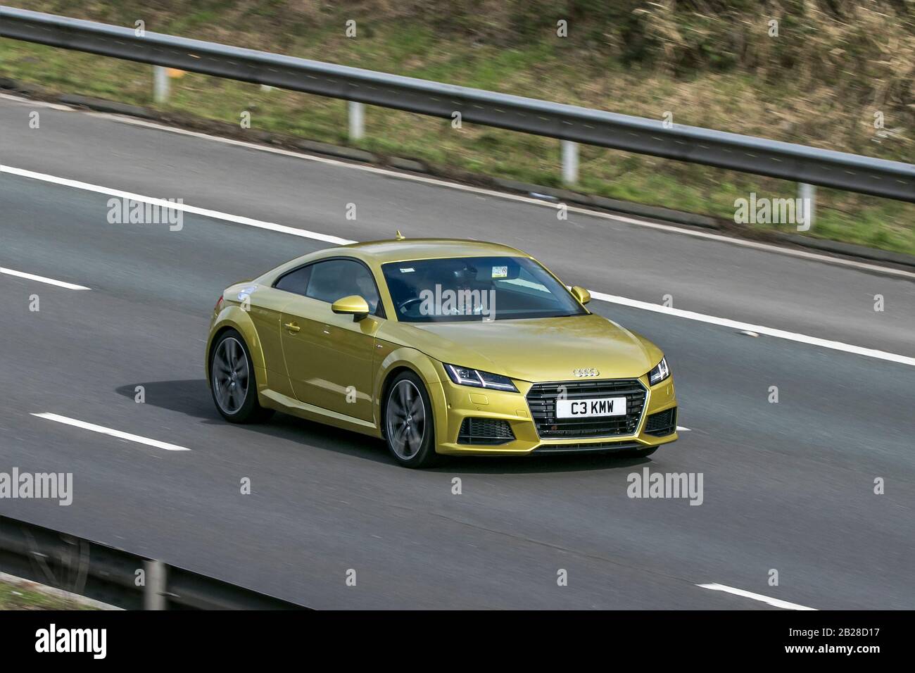 C3KMW 2017 Audi TT S Line TDI Ultra Yellow Car Diesel percorrendo l'autostrada M6 vicino Preston in Lancashire, Regno Unito Foto Stock