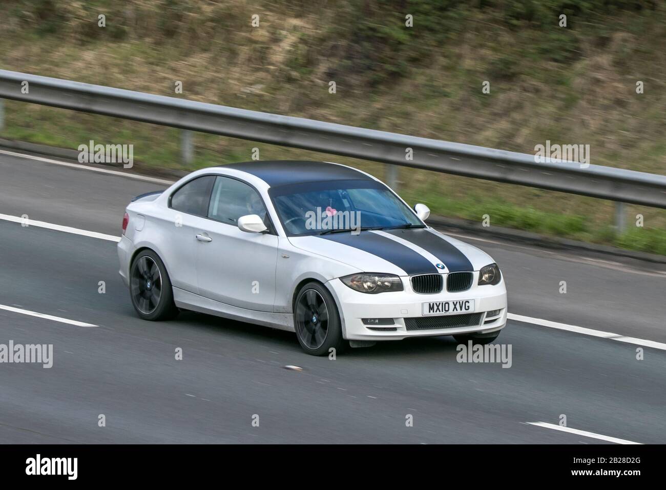2010 White BMW 118D Sport; traffico veicolare, trasporti, veicoli moderni, berline, veicoli su strade britanniche, motori a motore sull'autostrada M6 Foto Stock