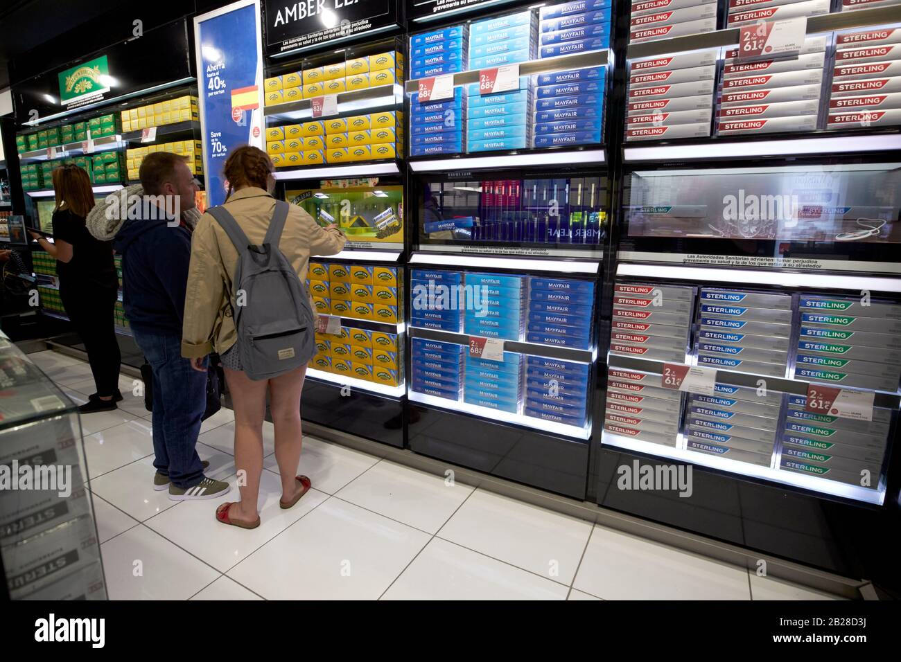 Tabacco e sigarette in vendita in duty free shopping nel terminale t1 arricife cesar manrique-Lanzarote aeroporto isole canarie spagna Foto Stock