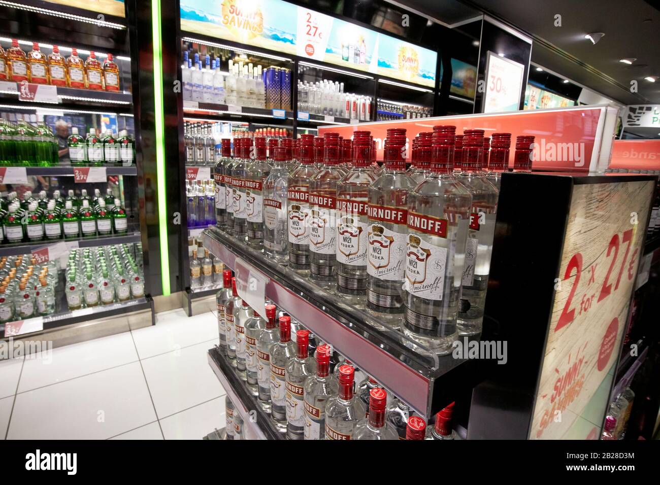 Bottiglie di alcol spiriti vodka in vendita al duty free shopping nel terminal t1 arricife cesar manrique-Lanzarote aeroporto isole canarie spagna Foto Stock