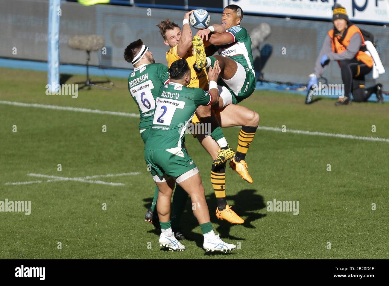 Reading, Regno Unito. 1st Mar, 2020. Ben Harris of Wasps Rugby e ben Loader of London Irish jumping per prendere la palla durante la partita Gallagher Premiership tra London Irish e London Wasps al Madejski Stadium, Leggendo domenica 1st marzo 2020. (Credit: Jacques Feeney | MI News) La Fotografia può essere utilizzata solo per scopi editoriali di giornali e/o riviste, licenza richiesta per uso commerciale Credit: Mi News & Sport /Alamy Live News Foto Stock