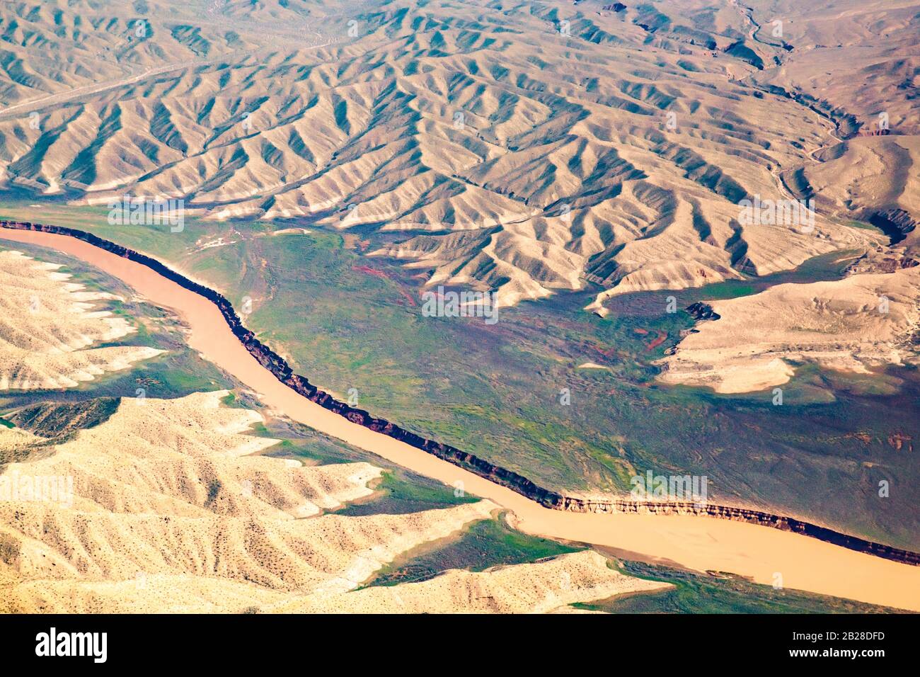 Fotografia aerea della forma pianerottolana sull'Arizona con il fiume Colorado in vista Foto Stock