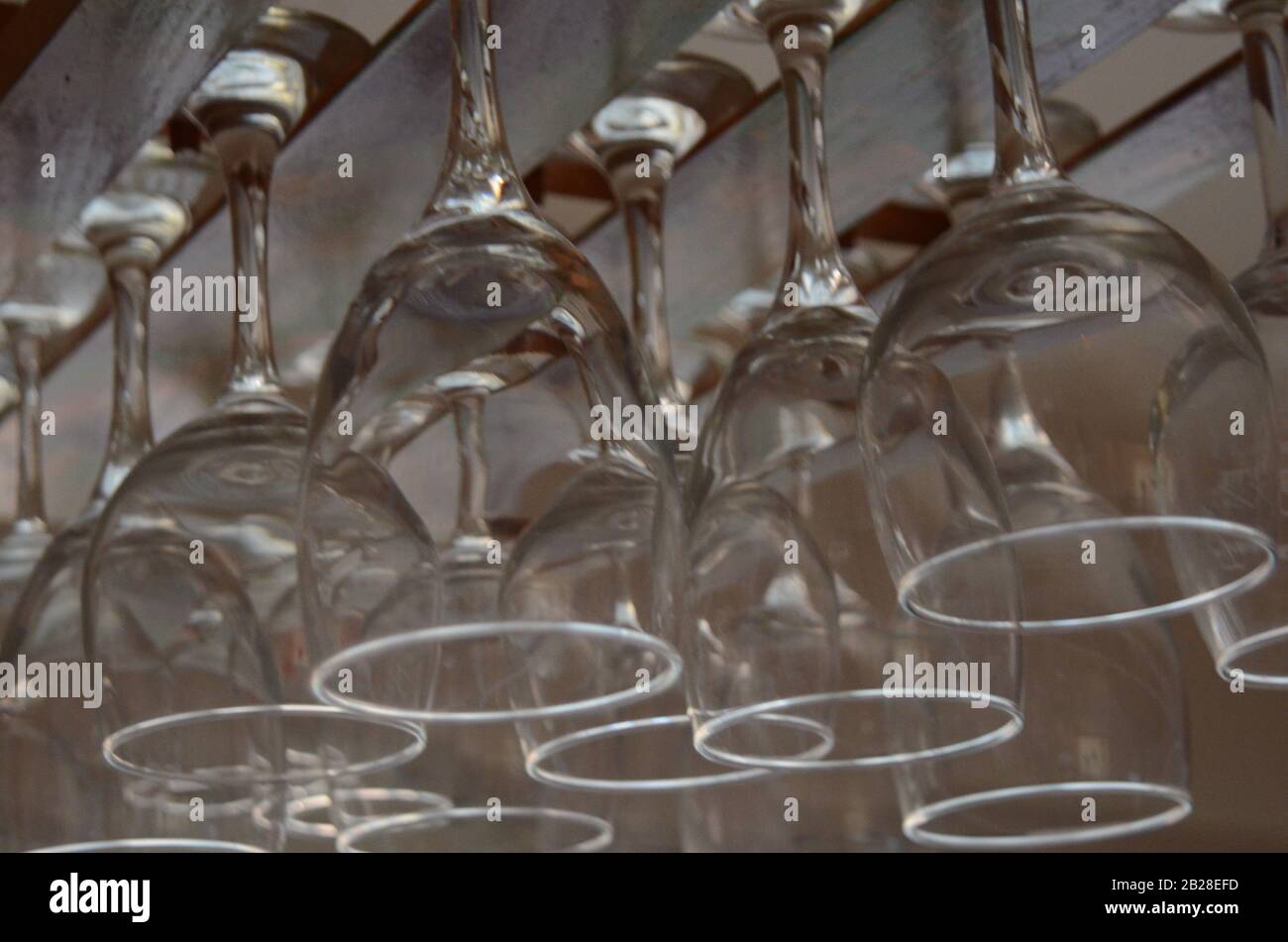GRAZIE: I bicchieri da vino si appendono da un portapacchi in legno. Foto Stock