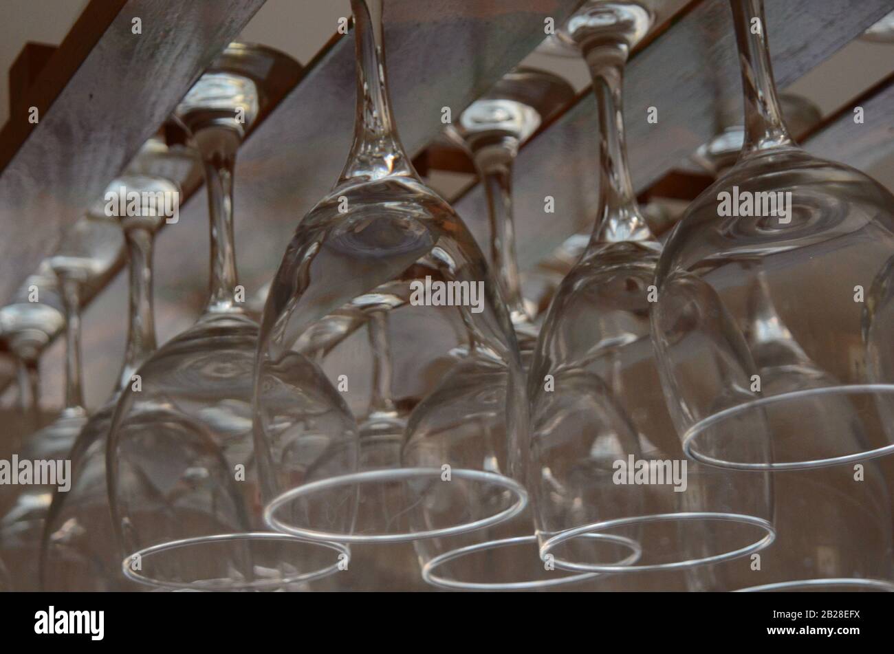 GRAZIE: I bicchieri da vino si appendono da un portapacchi in legno. Foto Stock