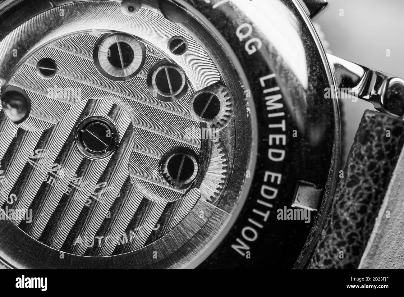 San Pietroburgo, Russia - 7 marzo 2017: Ingersoll IN1827 QG Limited Edition, orologio da polso meccanico con avvolgimento automatico, lato posteriore con m autoavvolgente Foto Stock