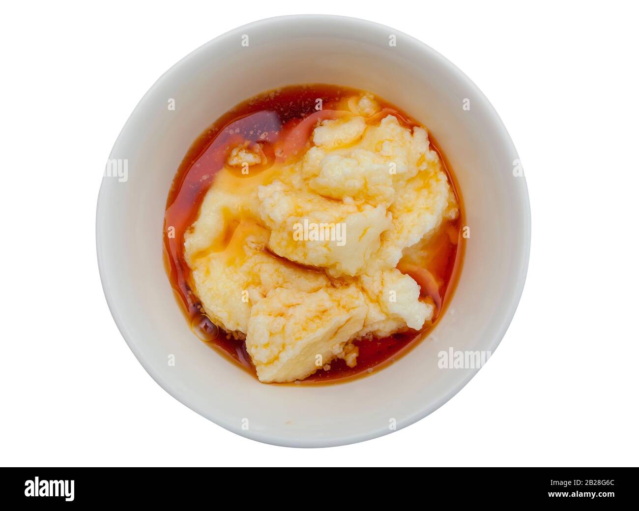 Semolino grigio con latte e syrofu di frutta. Deserto tradizionale dalla Romania Foto Stock