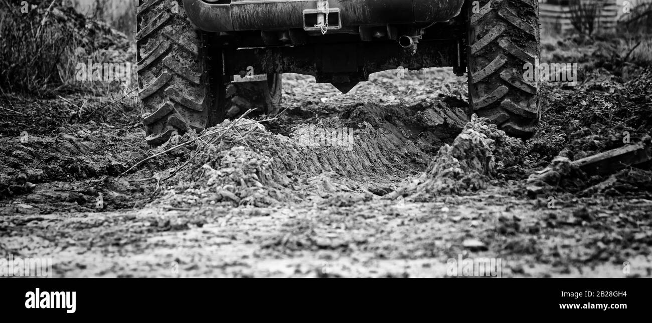 Ruote motrici che arano su terreni, agricoltura e veicoli Foto Stock