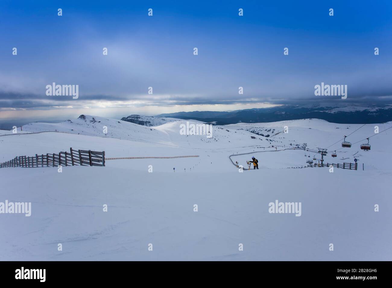 Stazione sciistica di montagna in Romania, scena invernale Foto Stock