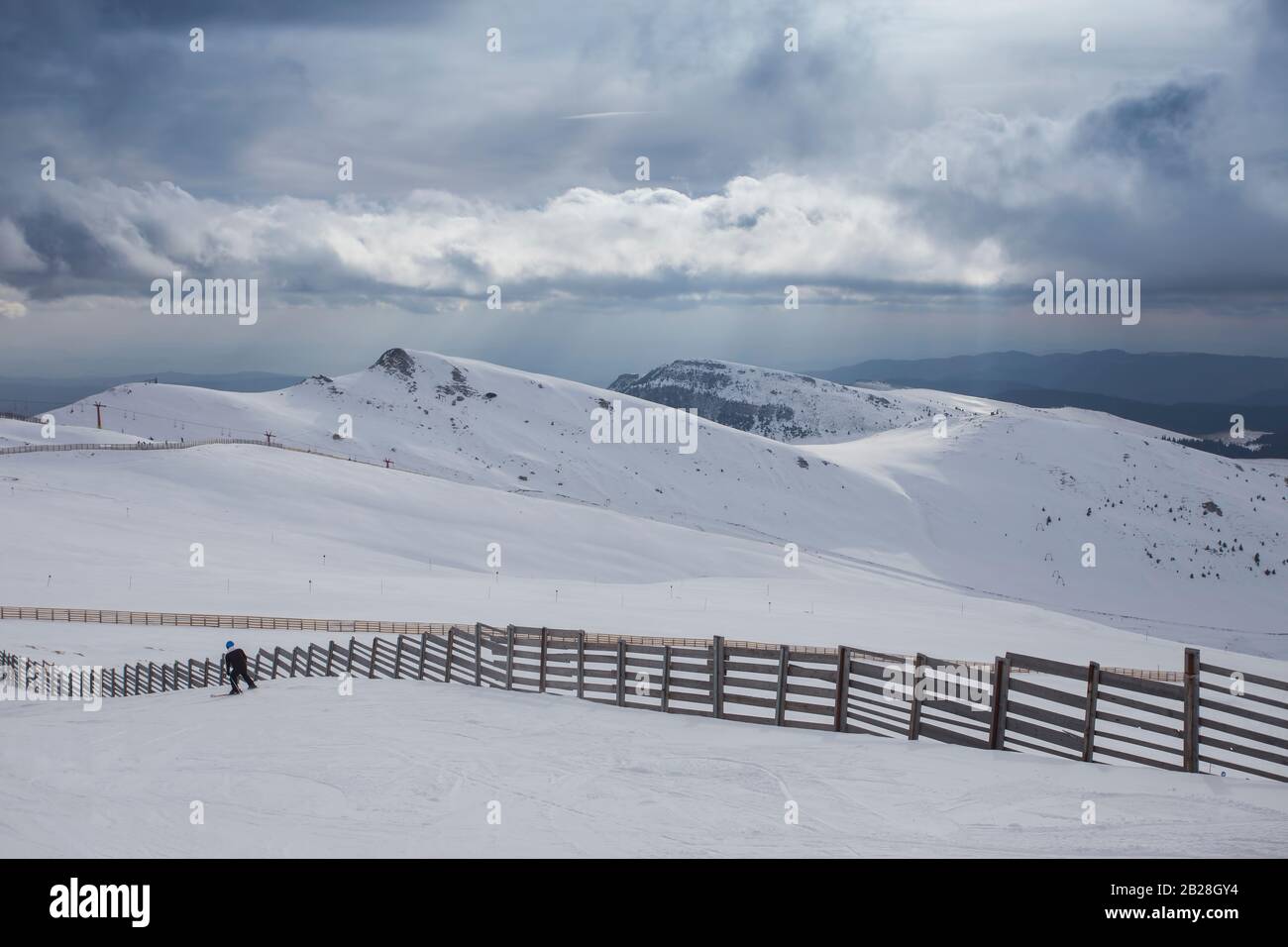Stazione sciistica di montagna in Romania, scena invernale Foto Stock
