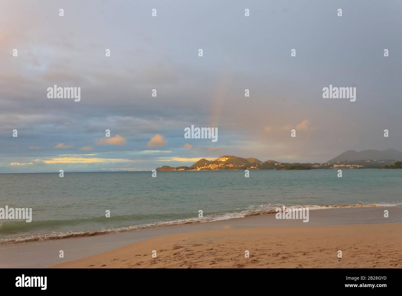 Bellissimo arcobaleno in un cielo panoramico vera bellezza nella natura in un giorno in cui il cielo è stato coperto a Vigie Beach nella tropicale Santa Lucia Foto Stock