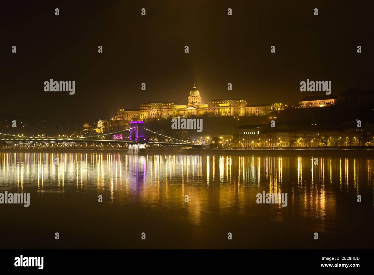 Ponte delle catene di Budapest (Ponte delle catene Széchenyi), Castello di Buda e il Danubio di notte. Paesaggio urbano notturno con luci a Budapest, Ungheria. Foto Stock