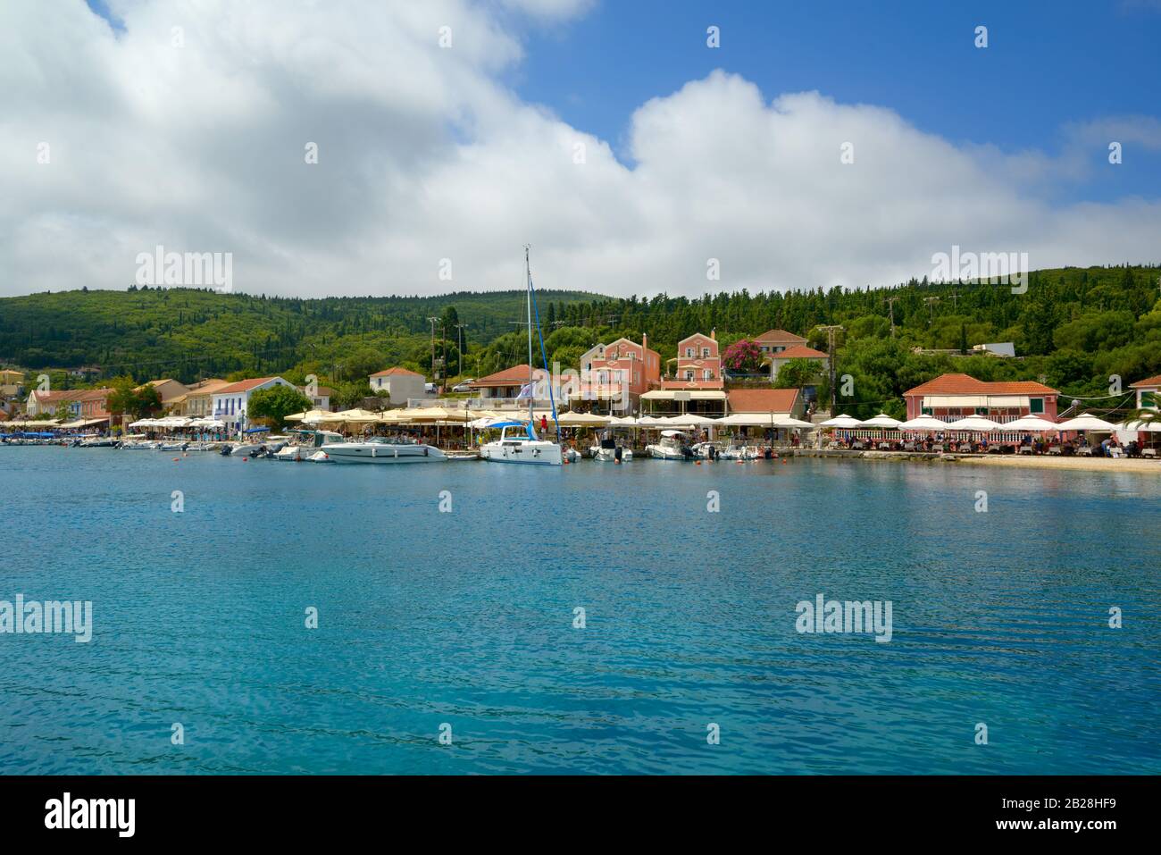 Villaggio di Fiskardo e paesaggio urbano del porto. Vista sul villaggio turistico Fiskardo a Cefalonia isola, Ionio, Grecia. Foto Stock