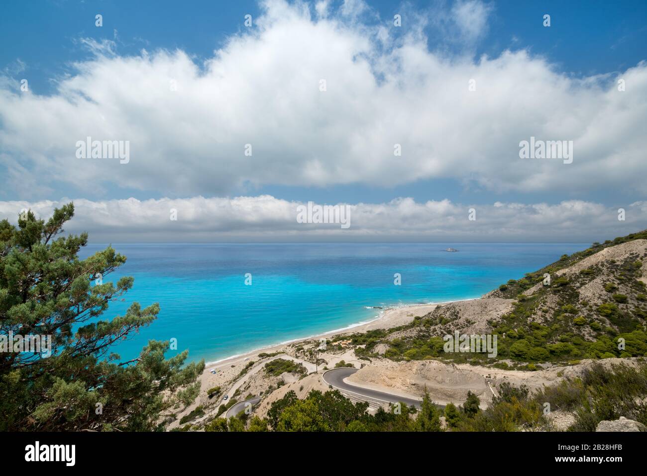 Spiaggia di Gialos. Strada stretta e piccola isola nel mare, vista dall'alto. Mar Ionio, isola di Lefkada, Grecia. Bella acqua di mare blu e exot Foto Stock