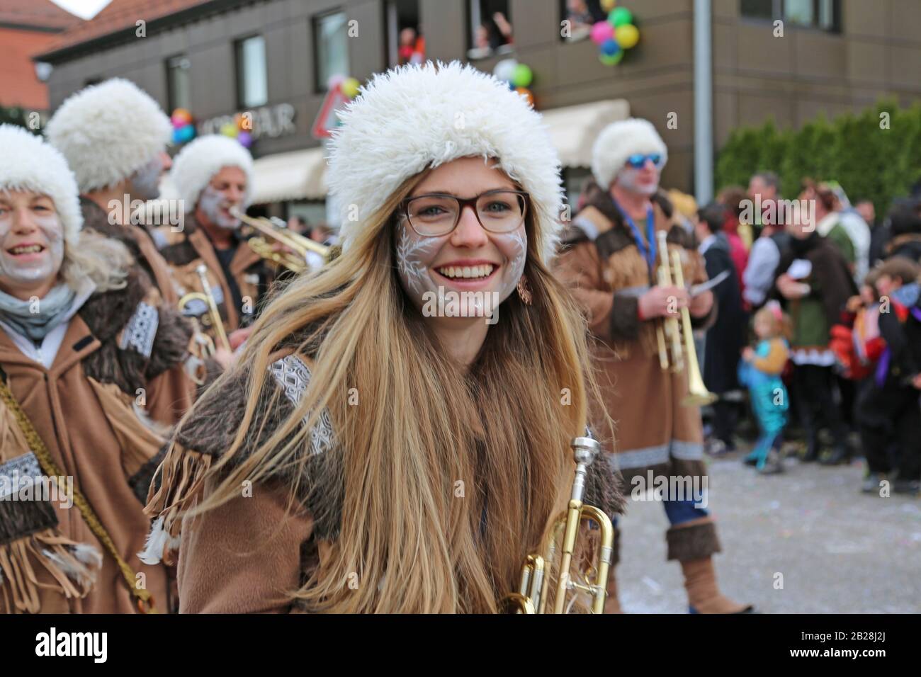 Donzdorf, Germania - 03 marzo 2019: Tradizionale processione festosa di carnevale Foto Stock