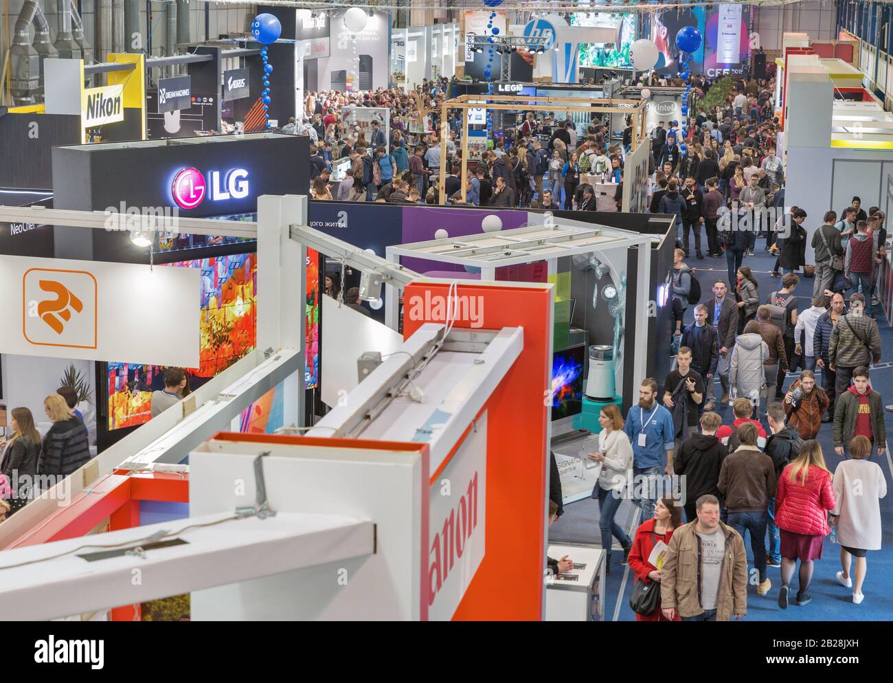 Kiev, UCRAINA - 06 APRILE 2019: La gente visita CEE 2019, la più grande fiera di elettronica dell'Ucraina in Tetra Pack EC. Vista dall'alto. Foto Stock