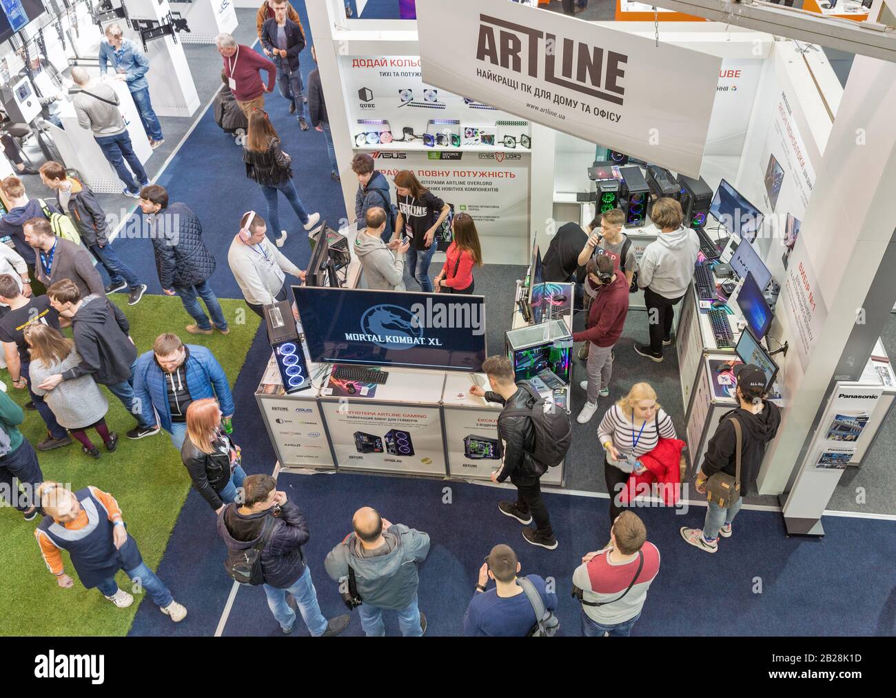 Kiev, UCRAINA - 06 APRILE 2019: La gente visita CEE 2019, la più grande fiera di elettronica dell'Ucraina in Tetra Pack EC. Vista dall'alto. Foto Stock