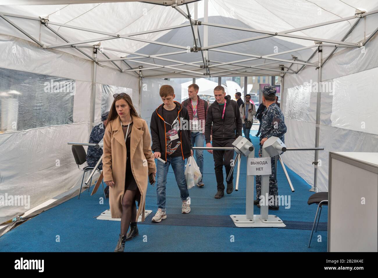 Kiev, UCRAINA - 06 APRILE 2019: Le persone passano attraverso il checkpoint di sicurezza alla CEE 2019, la più grande fiera di elettronica dell'Ucraina in Tetra Pack EC. Foto Stock