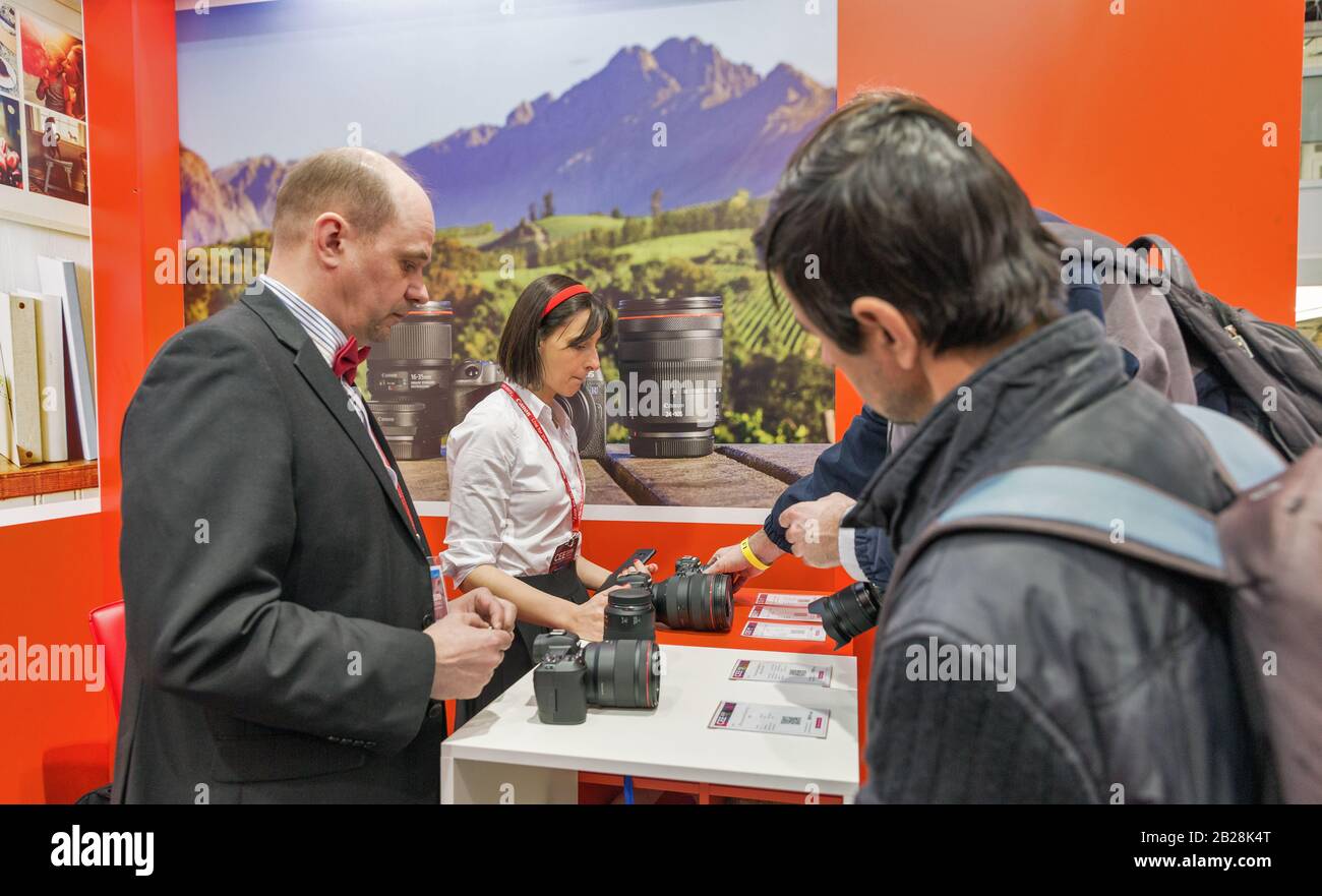 Kiev, UCRAINA - 06 APRILE 2019: Le persone visitano lo stand Canon nella CEE 2019, la più grande fiera di elettronica dell'Ucraina in Tetra Pack EC. Foto Stock