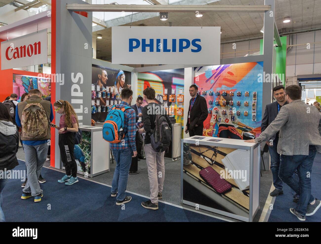 Kiev, UCRAINA - 06 APRILE 2019: Le persone visitano lo stand del produttore olandese di elettronica Philips durante la CEE 2019, la più grande fiera di elettronica di Ukrai Foto Stock