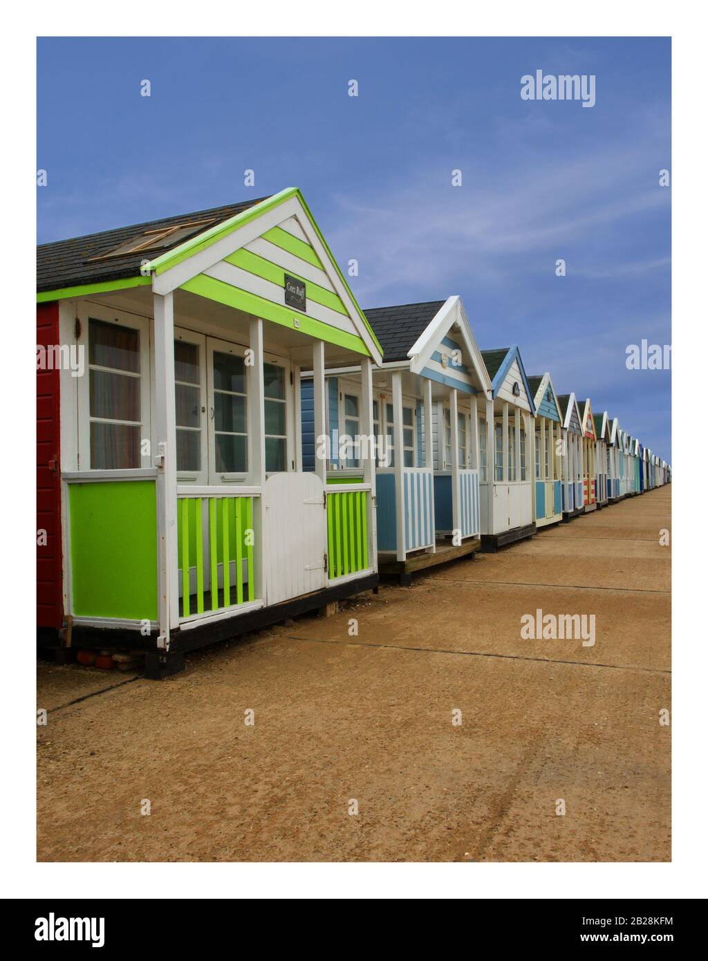Beach capanne in colori luminosi vicino a Infinity Southwold Suffolk UK Foto Stock
