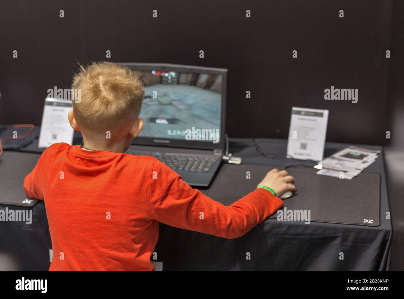Kiev, UCRAINA - 13 APRILE 2019: Little boy gioca al computer presso lo stand durante la CEE 2019, la più grande fiera di elettronica di consumo dell'Ucraina a Tet Foto Stock