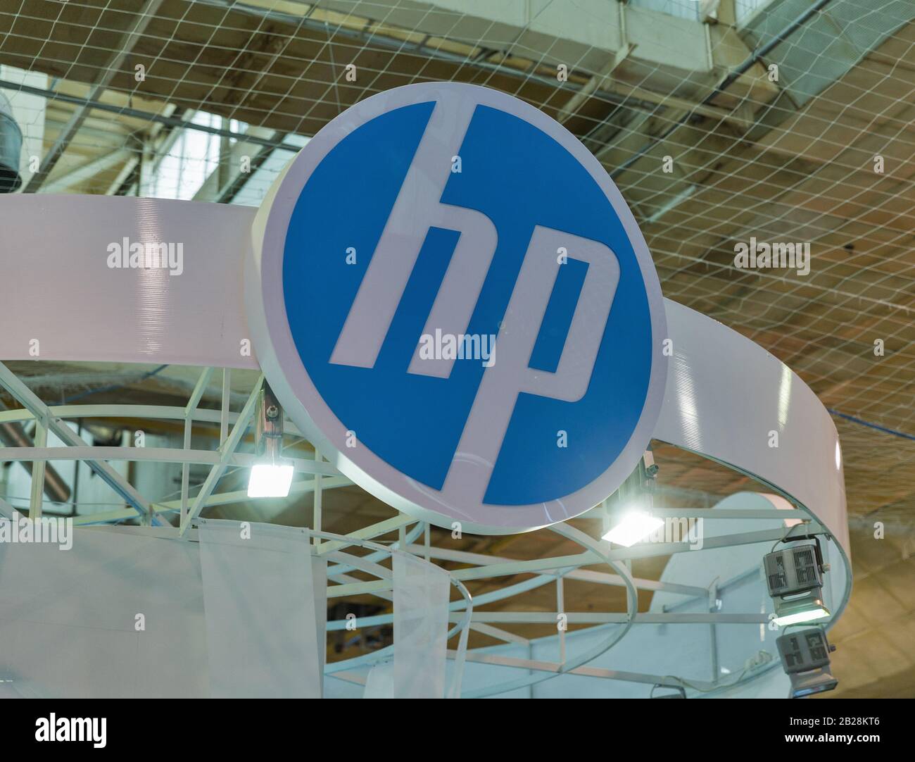 Kiev, UCRAINA - 13 APRILE 2019: Logo Hewlett-Packard, stand della società americana di information Technology presso la CEE 2019, la più grande fiera di elettronica Foto Stock