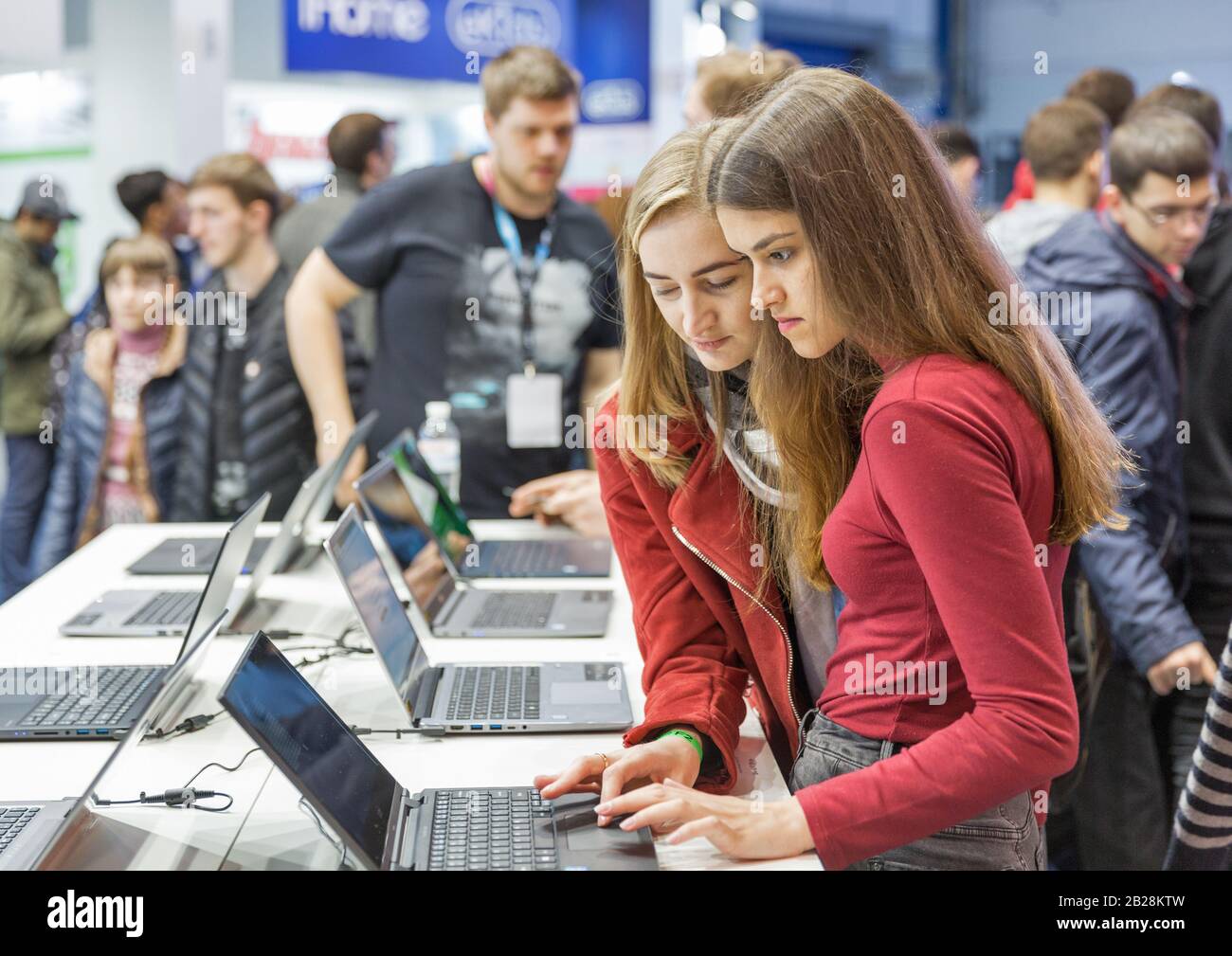 Kiev, UCRAINA - 13 APRILE 2019: Le persone visitano Acer, uno stand internazionale per aziende informatiche con sede a Taiwan durante la CEE 2019, la più grande fiera dell'elettronica Foto Stock