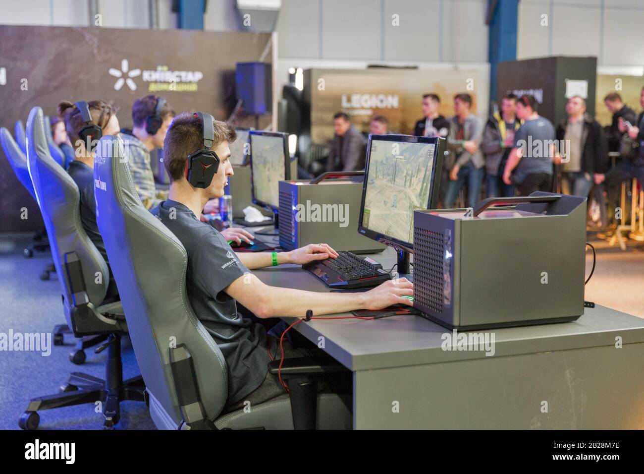 Kiev, UCRAINA - 13 APRILE 2019: I giocatori partecipano al torneo World of Tanks nella zona di gioco durante la CEE 2019, il più grande commercio di elettronica di consumo Foto Stock