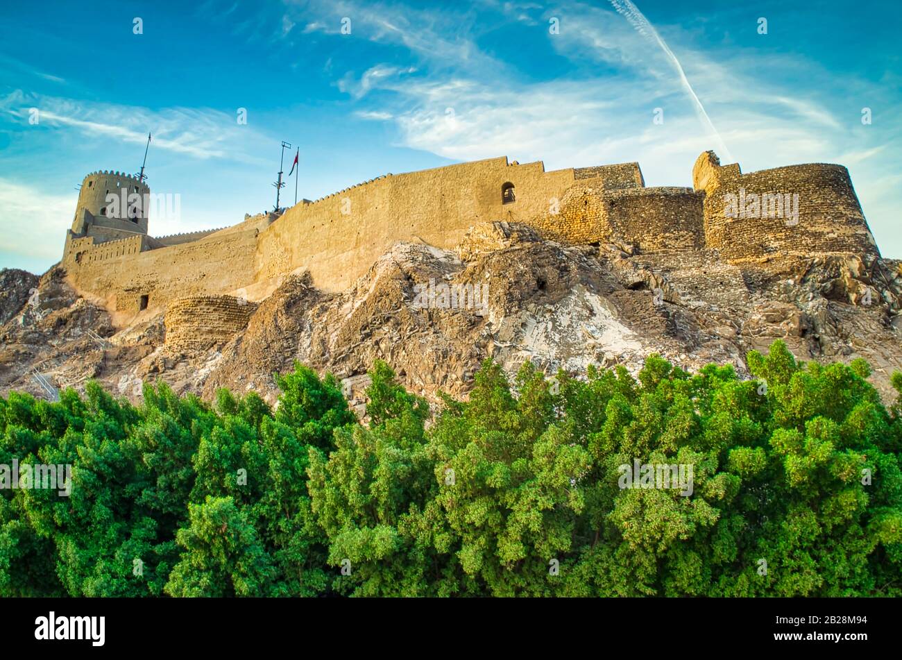 Forte Muttrah sulla collina. Scatto dal basso. Da Muscat, Oman. Foto Stock
