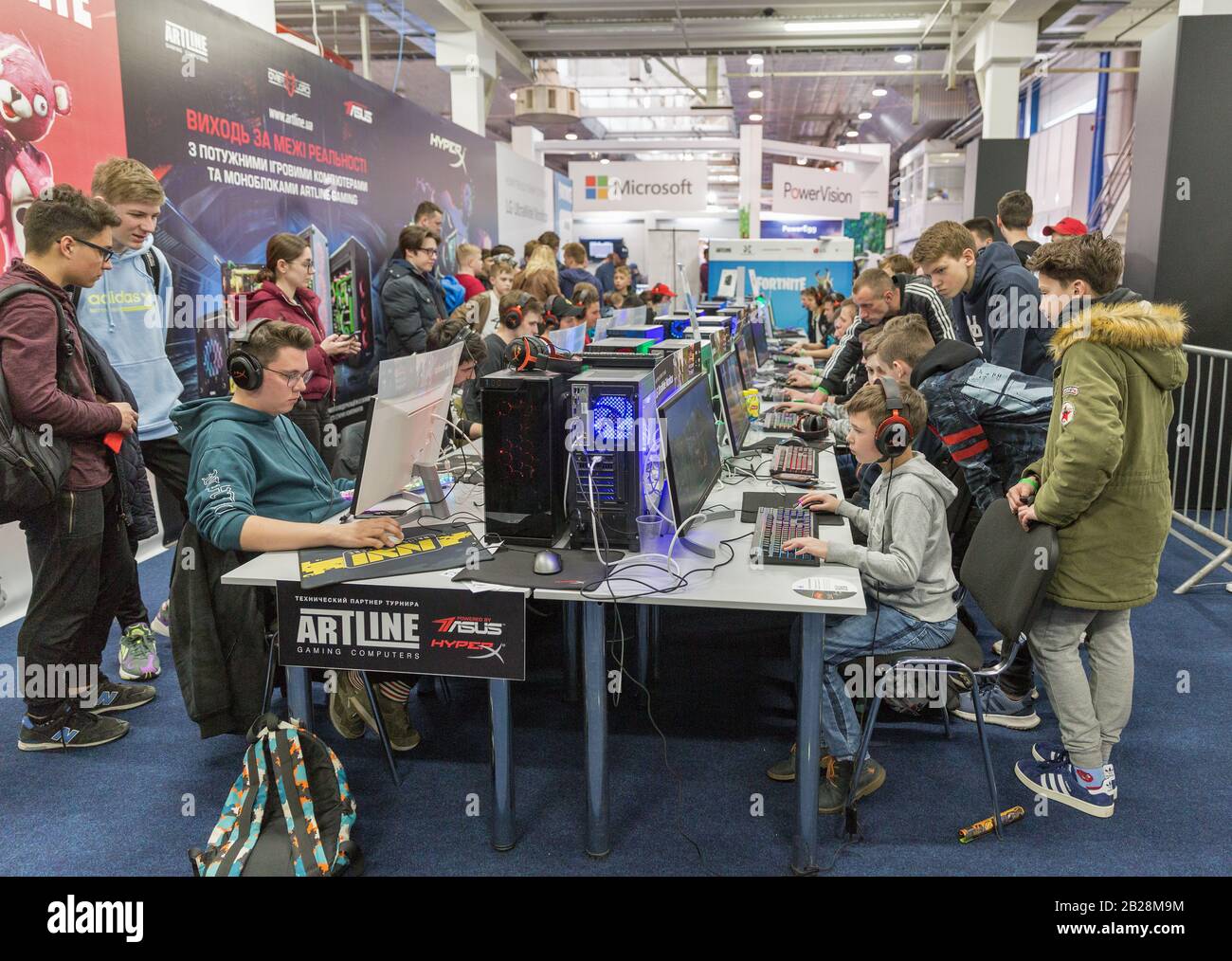 Kiev, UCRAINA - 13 APRILE 2019: I giocatori partecipano al torneo ARTLINE nella zona di gioco durante la CEE 2019, la più grande fiera di elettronica di consumo di Foto Stock