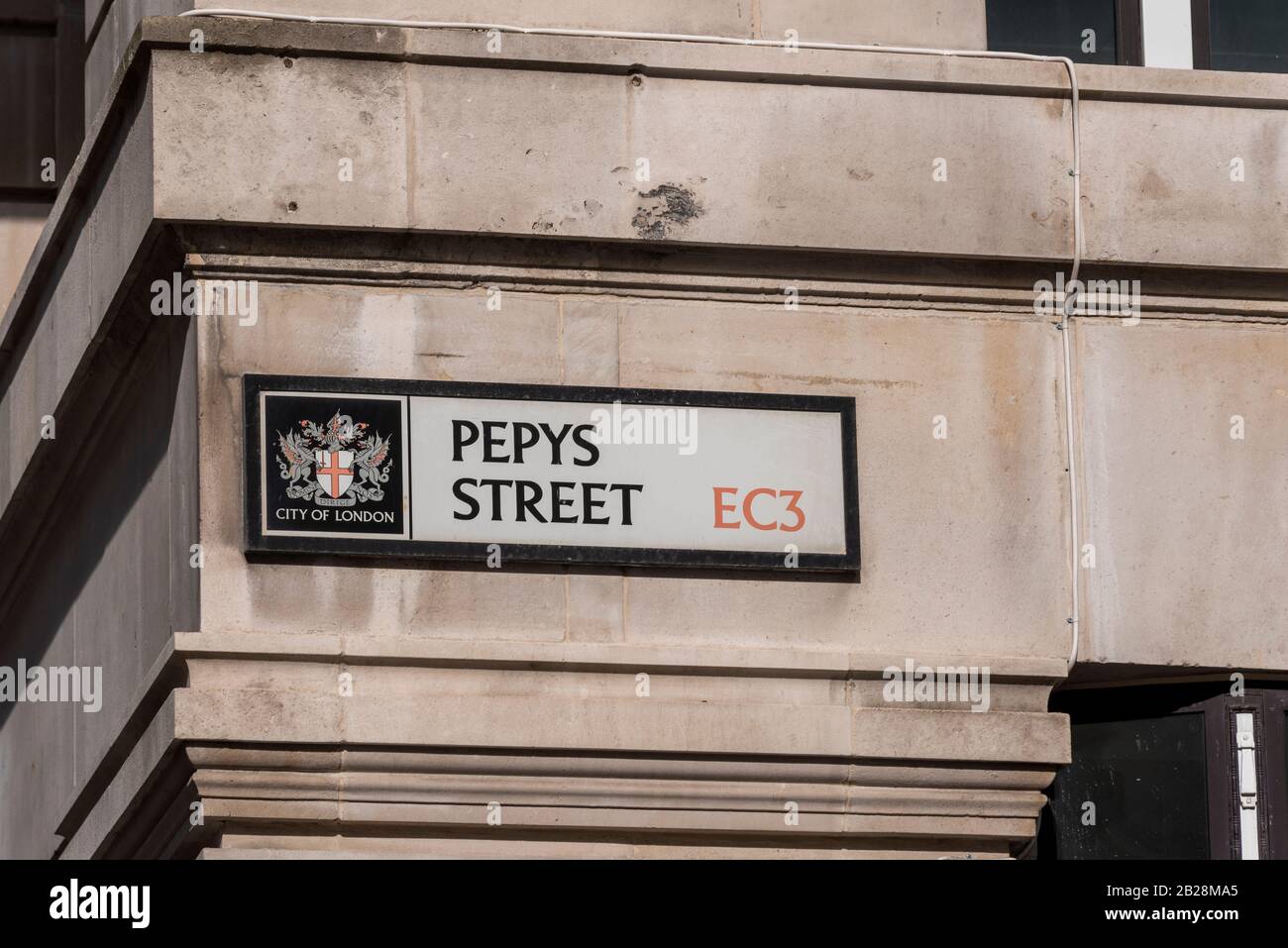 Pepys Street Road Sign in London EC3, Regno Unito. Città di Londra cresta. Vicino alla casa del diarista Samuel Pepys. City of London stemma stemma Foto Stock