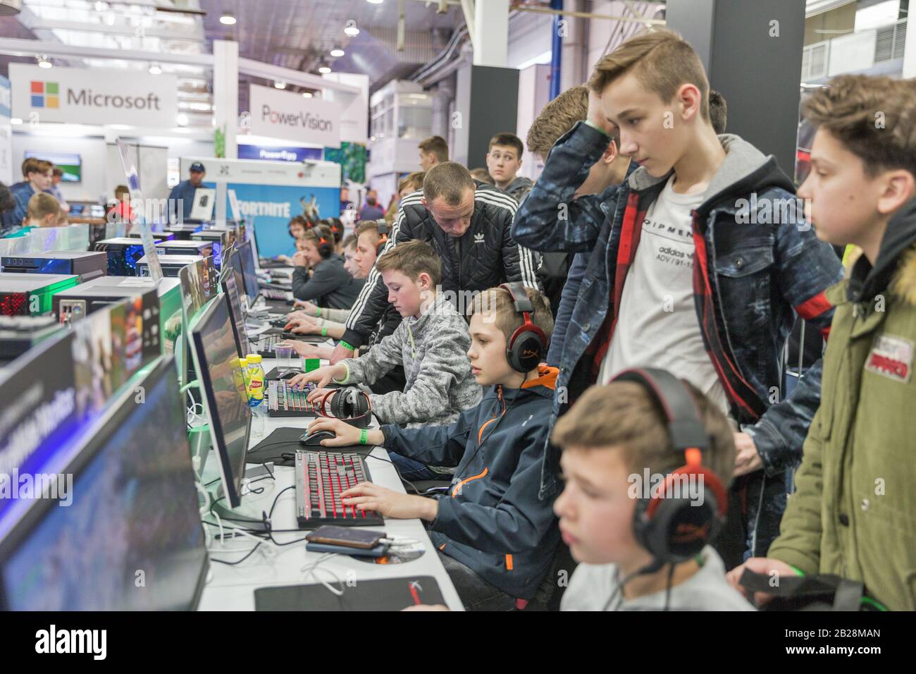 Kiev, UCRAINA - 13 APRILE 2019: I giocatori partecipano al torneo ARTLINE nella zona di gioco durante la CEE 2019, la più grande fiera di elettronica di consumo di Foto Stock