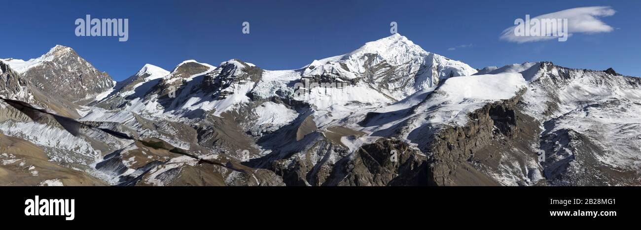 Cime Innevate Distanti E Ampio Paesaggio Panoramico Del Nepal Himalaya Montagne Sul Circuito Di Annapurna Trekking Foto Stock