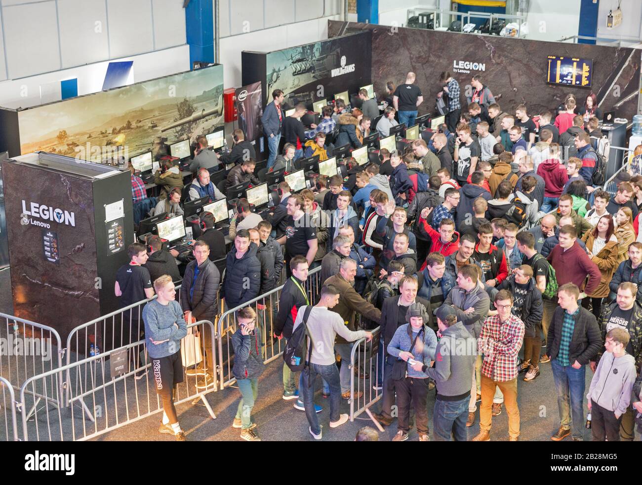 Kiev, UCRAINA - 13 APRILE 2019: I giocatori sono in coda per partecipare al torneo World of Tanks nella zona di gioco durante la CEE 2019, il più grande consumatore e Foto Stock