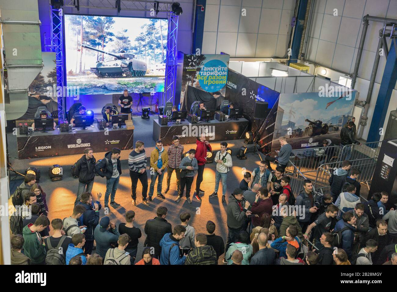 Kiev, UCRAINA - 13 APRILE 2019: I giocatori partecipano al torneo World of Tanks nella zona di gioco durante la CEE 2019, il più grande commercio di elettronica di consumo Foto Stock